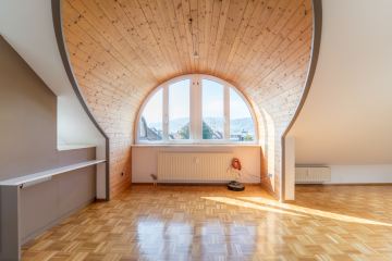 Zentrale 3-Zimmer-Wohnung mit Blick in die Schweizer Berge! - Große Fenster sorgen für einen hellen Wohnbereich