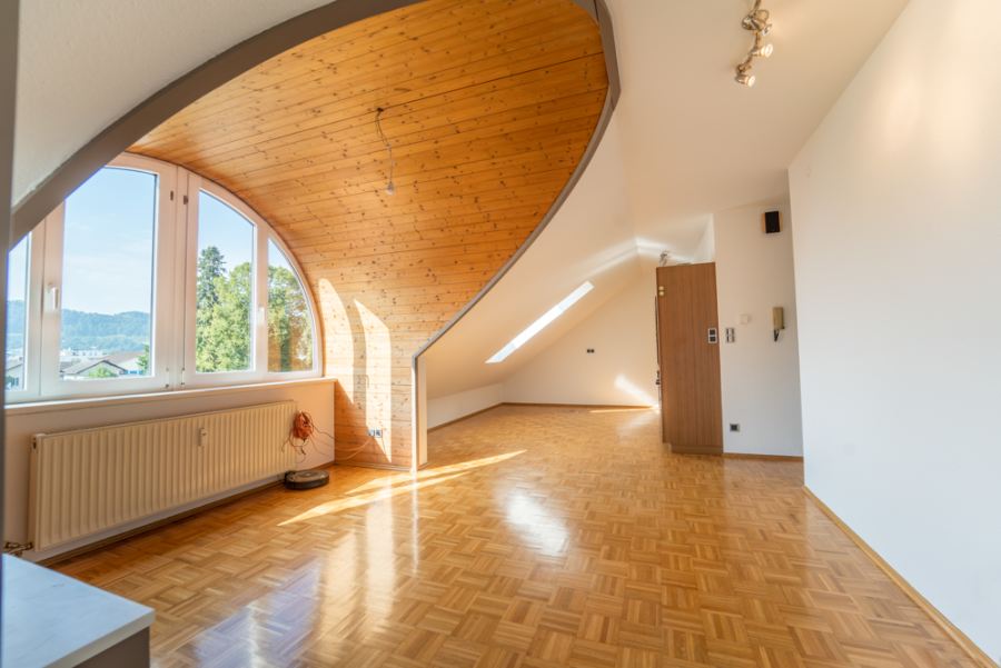 Zentrale 3-Zimmer-Wohnung mit Blick in die Schweizer Berge! - Die Dachschrägen bieten viel Gestaltungsmöglichkeiten