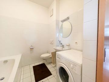 1,5-Zimmer-City-Wohnung in Dornbirn - Badezimmer mit Badewanne