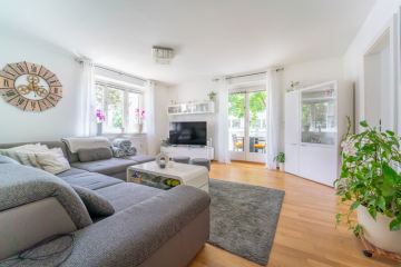 Liebevoll gepflegte 3-Zimmer-Wohnung in Bregenzer Seenähe - Wohnzimmer mit nachträglich verlegtem Parkettboden