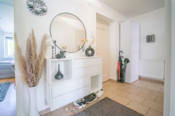 Liebevoll gepflegte 3-Zimmer-Wohnung in Bregenzer Seenähe - Der große Eingangsbereich bietet Platz zum Ankommen